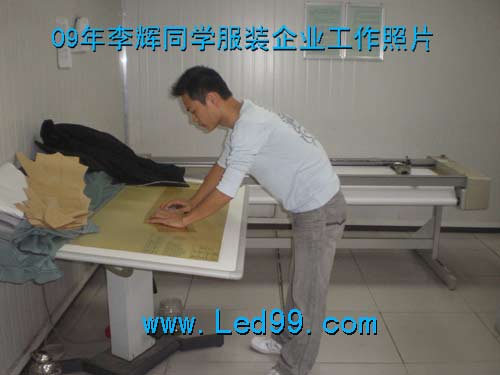 2009年李辉同学服装企业工作照(图1)